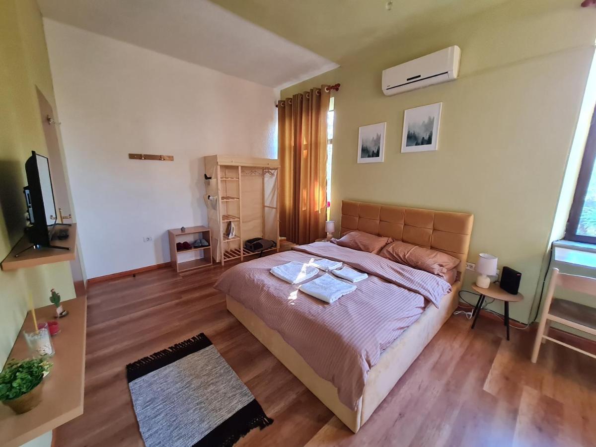 Ex-Block District Charming Studio Apartment With Treeish Sorrounding View! Tirana Exterior photo